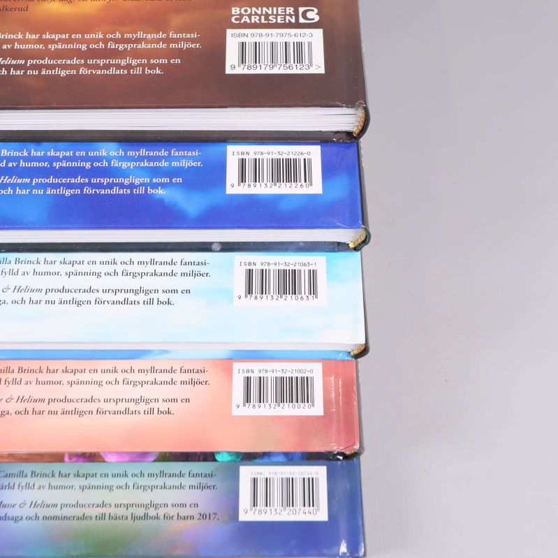 Närbild på ISBN-nummer för varje bok på baksidan av Musse & Helium-böckerna