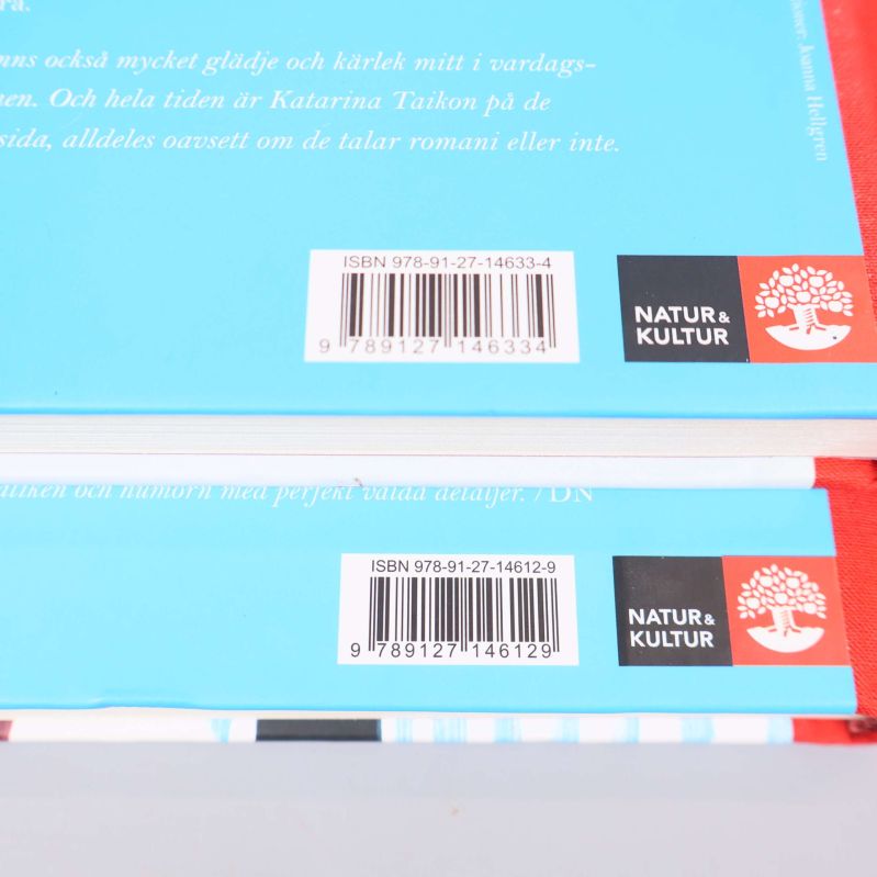 Närbild på ISBN och förlagslogga på baksidan av Katitzi-böcker