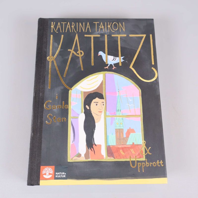Framsida av Katitzi i Gamla Stan & Uppbrott bok med färgstarka illustrationer