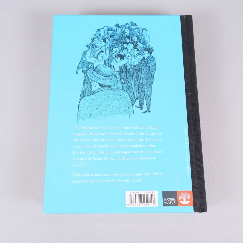 Baksida av boken Katitzi i Gamla Stan & Uppbrott med text och illustration av folkmassa