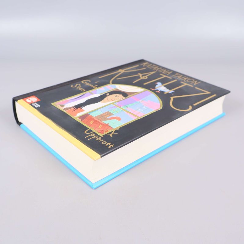Katitzi-boken i sned sidovy med färgstarkt omslag och vit bokrygg