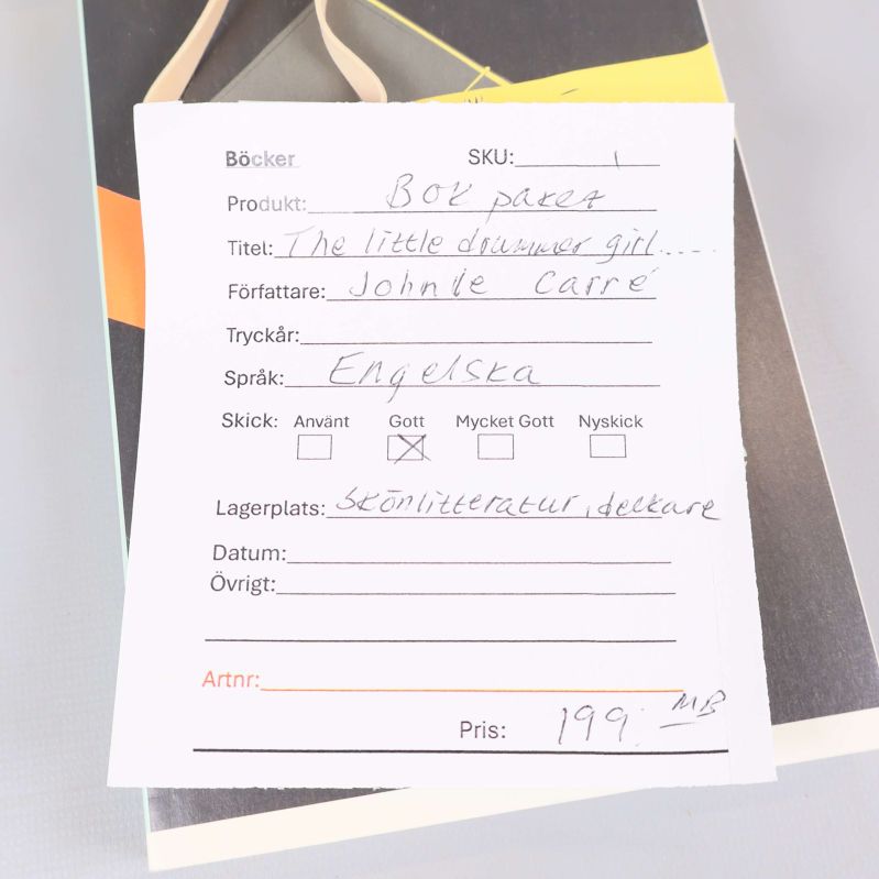 Blankett med information om annan bok placerad ovanpå Katitzi-boken