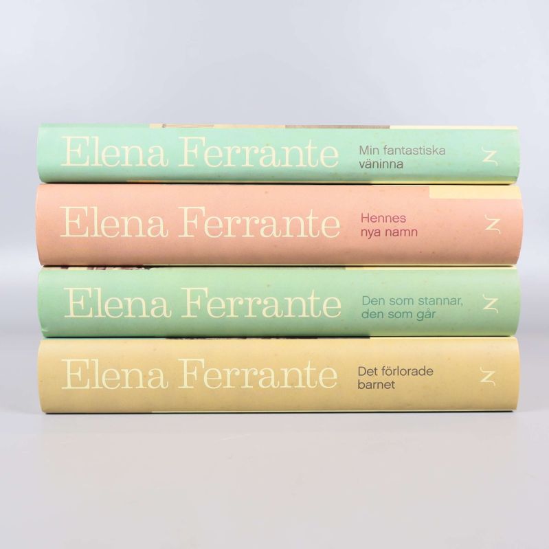 Ryggen på fyra böcker av Elena Ferrante staplade på varandra