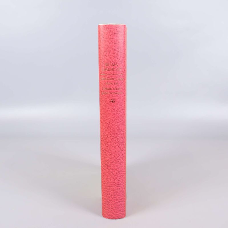 Ryggen på boken med författarnamn och titel i guldtext