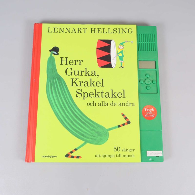Omslag till boken Herr Gurka, Krakel Spektakel med grön ljudmodul och färgglad illustration