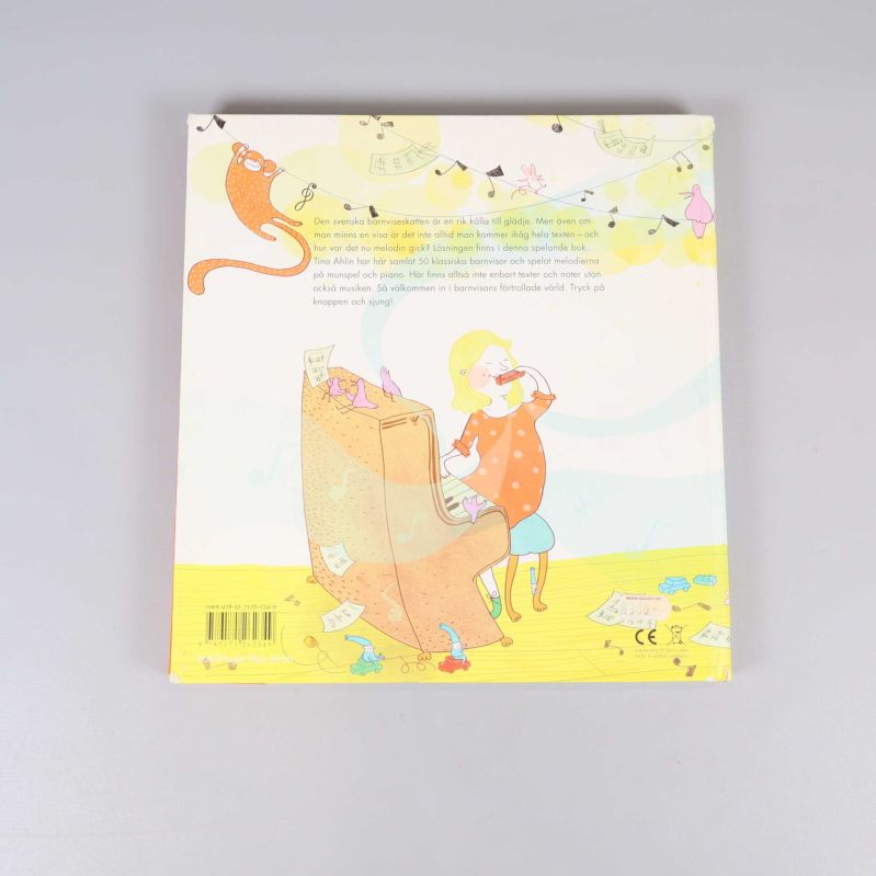 Baksida av Svenska barnvisor, illustration av barn vid ett piano
