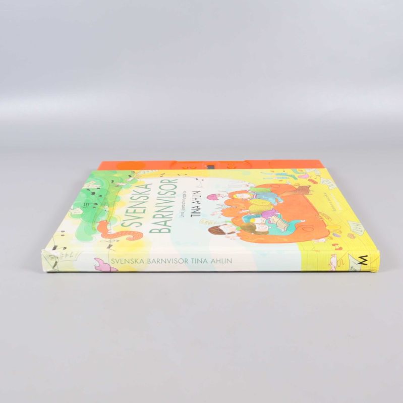 Svenska barnvisor bok liggande, titeln på ryggen synlig