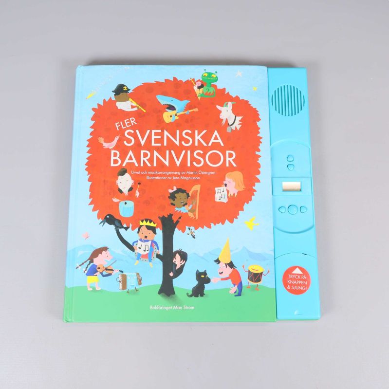 Framsidan av Fler svenska barnvisor med blå ljudpanel och lekfulla illustrationer