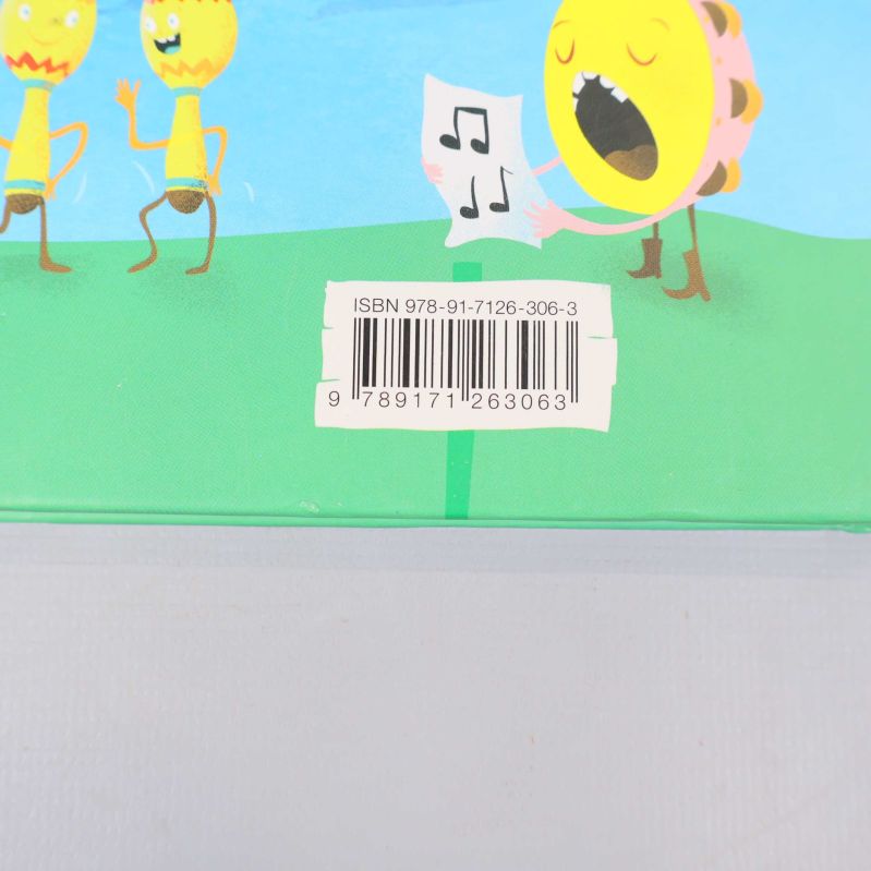 Närbild på ISBN-nummer och streckkod på baksidan av boken