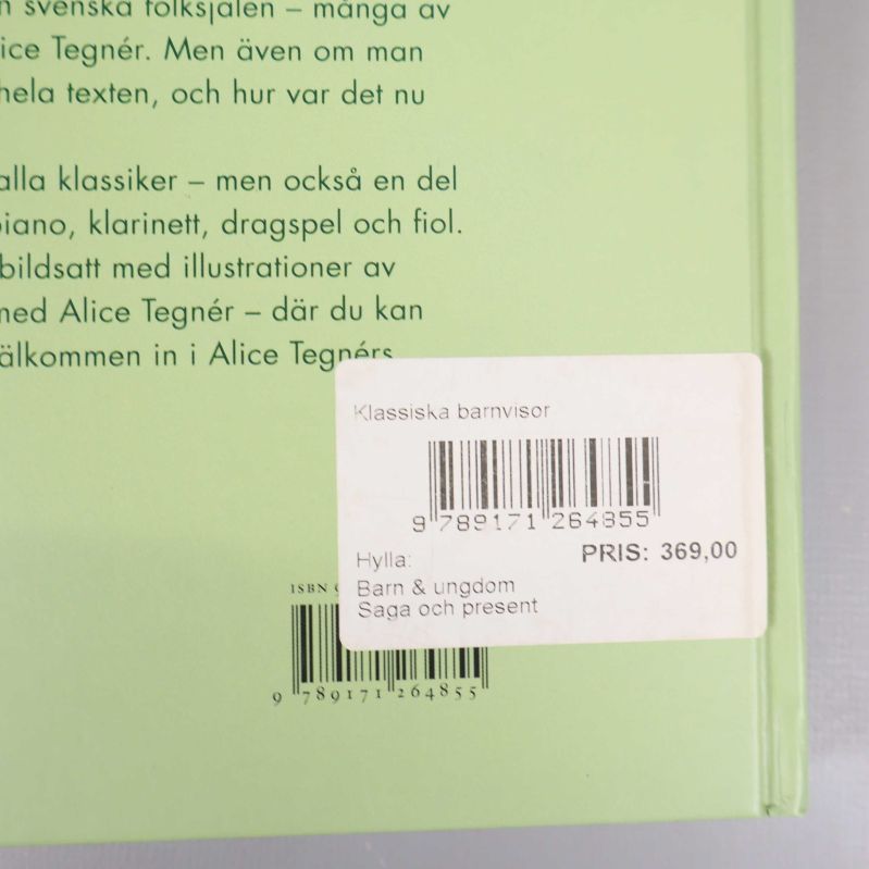 Närbild på baksidan visar ISBN och etikett med streckkod