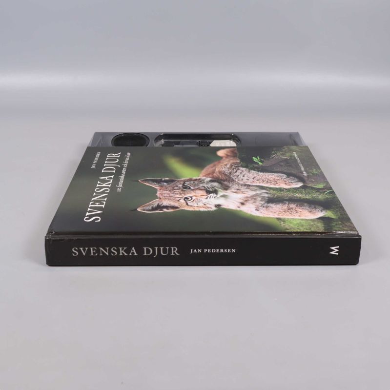 Boken Svenska djur liggande med synlig rygg och ljudpanel