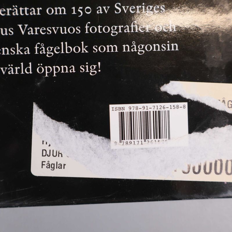 Närbild på baksidan av boken med synlig ISBN och streckkod
