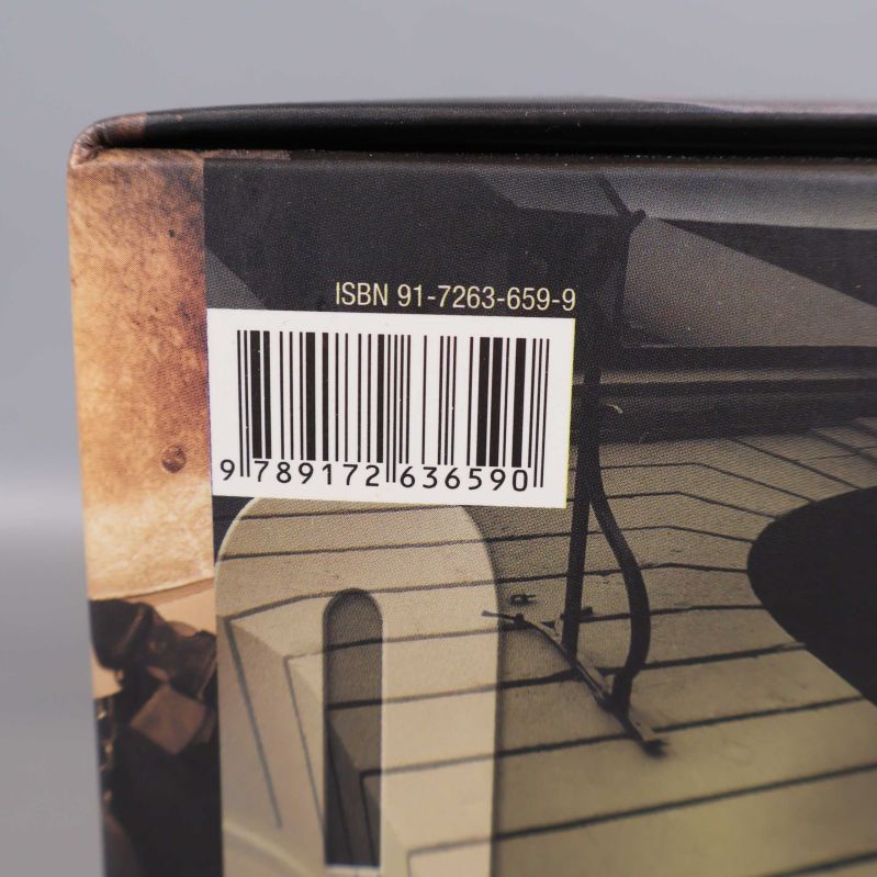 Närbild på boxens baksida med streckkod och ISBN-nummer
