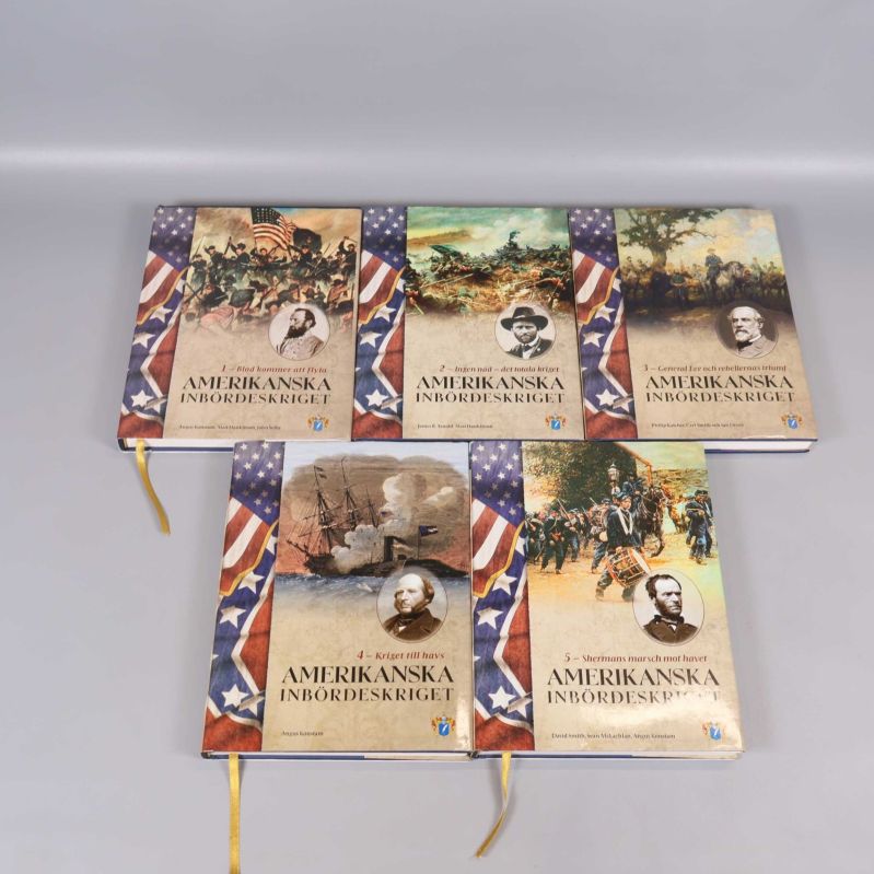 Fem böcker ur serien Amerikanska inbördeskriget med illustrerade omslag och amerikanska flaggan i kanten