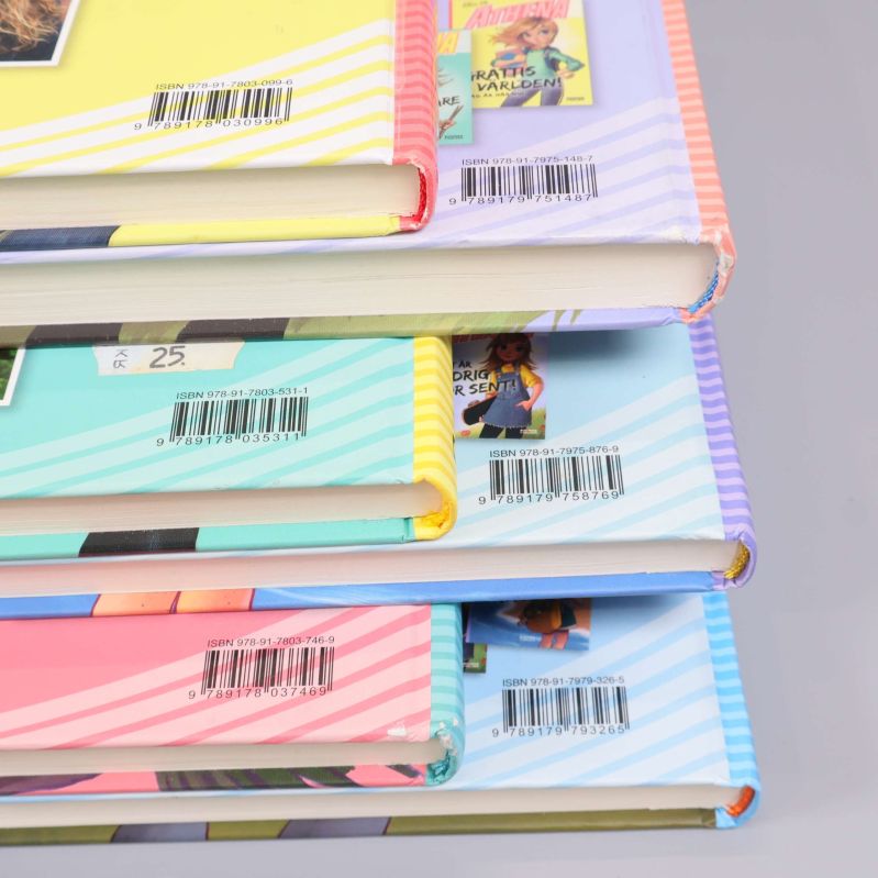 Närbild på böckernas baksidor med ISBN-nummer och streckkoder