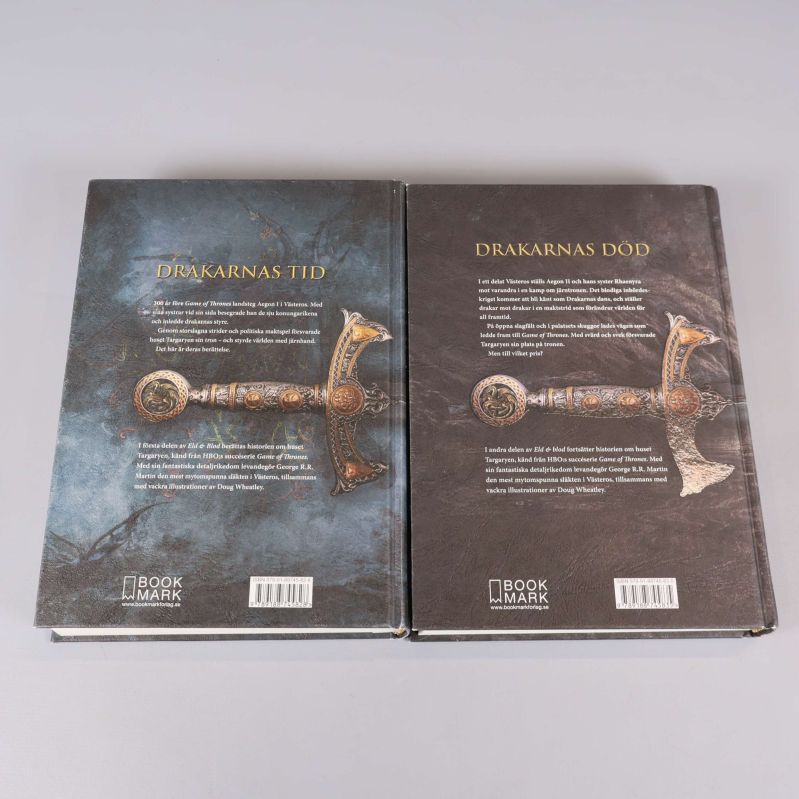 Baksidor av Eld & Blod Del 1 och Del 2 av George R.R. Martin, med text och illustration av ett svärd