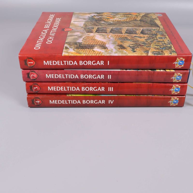 Ryggar med text Medeltida borgar I-IV synliga i stapel