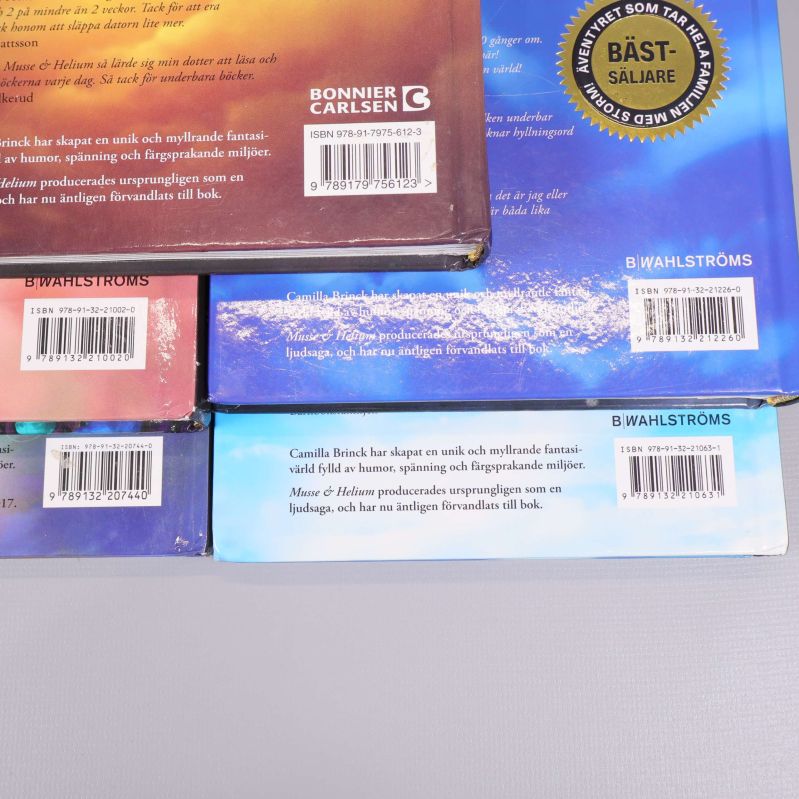 Närbild på fem olika ISBN-nummer på baksidorna av Musse & Helium böcker