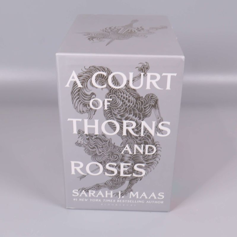 Framsidan av boxen A Court of Thorns and Roses med vitt omslag och silvertryck