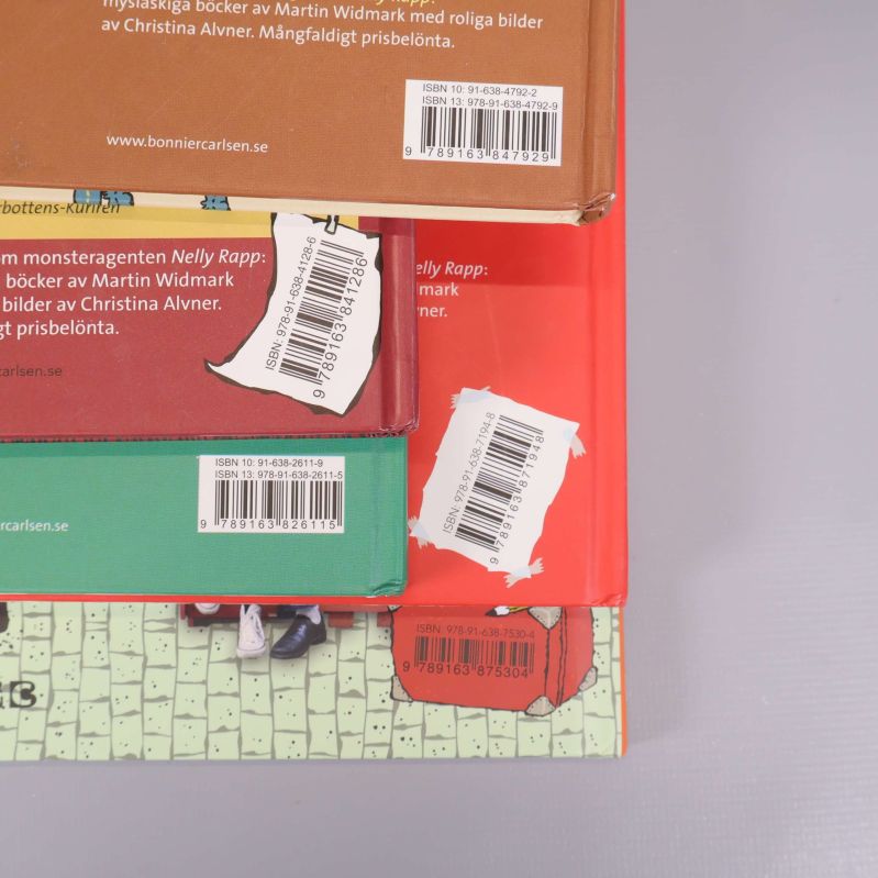 Baksidor av böcker med synliga ISBN-nummer och streckkoder