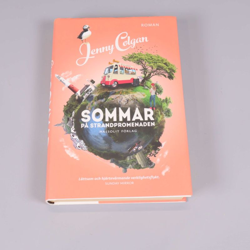 Framsidan av boken Sommar på strandpromenaden av Jenny Colgan med illustrerat omslag