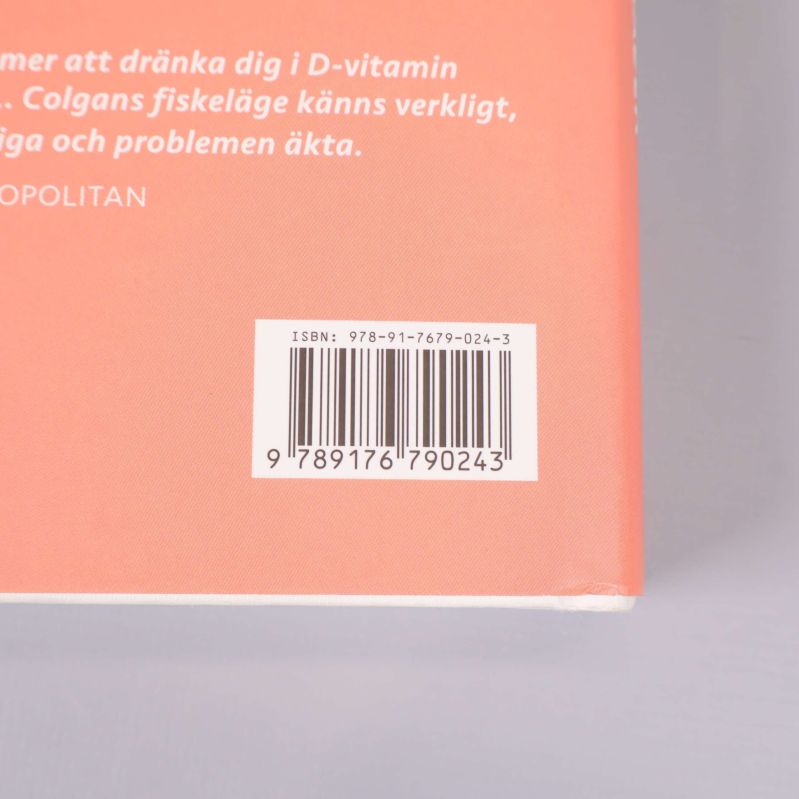 Närbild på ISBN och streckkod på bokens baksida