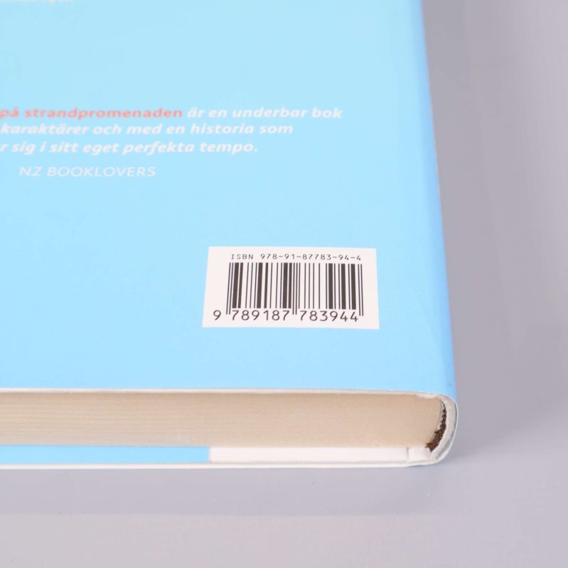 Närbild på bokens baksida med ISBN och streckkod