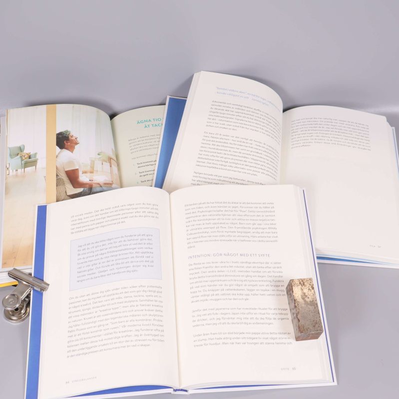 Närbild på ISBN-nummer på baksidor av tre böcker