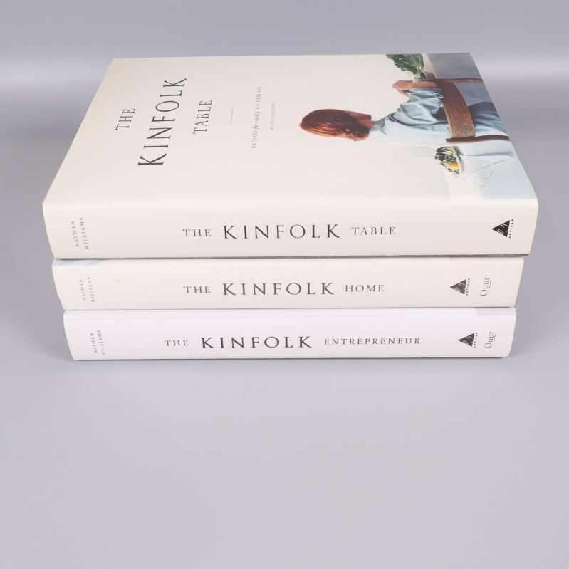 Kinfolk-böcker staplade med ryggarna utåt, titlar och författare tydligt läsbara