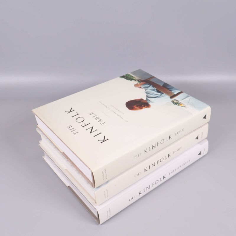 Kinfolk-böcker i en hög, Table-boken överst och titlar synliga