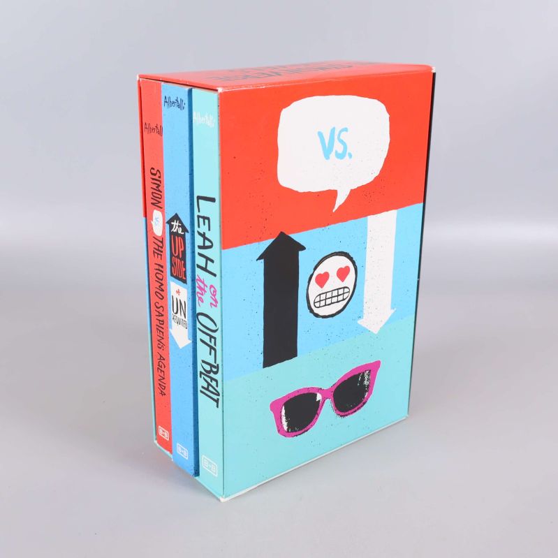 Bokpaket i box med tre böcker av Becky Albertalli, färgglada omslag synliga