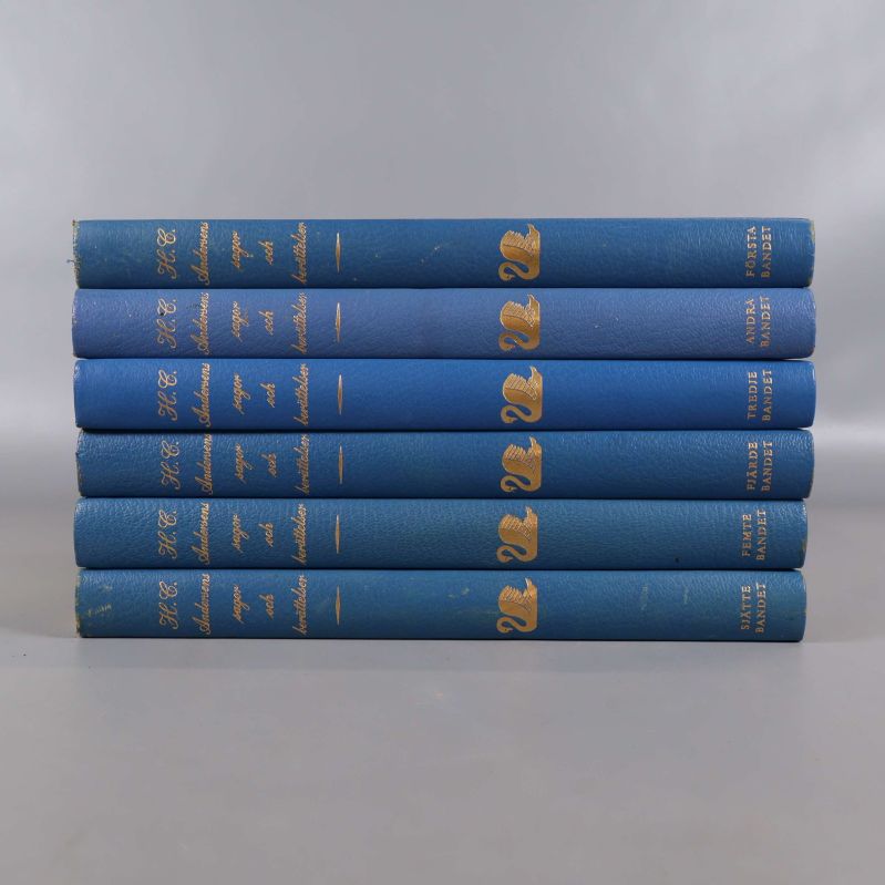 Bokryggar med guldfolierad text: H.C. Andersens sagor och berättelser