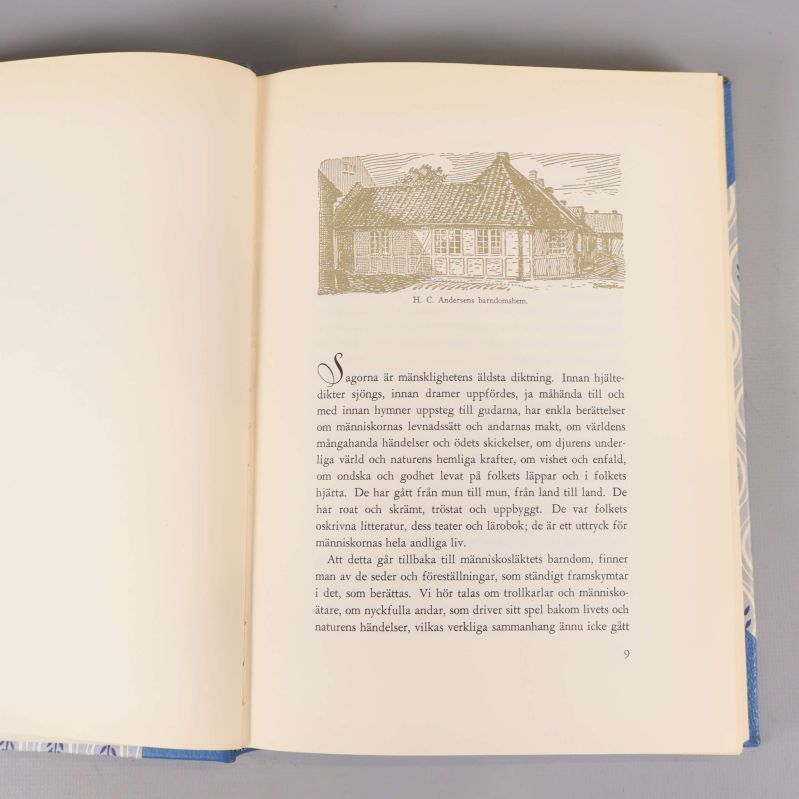 Uppslag med text och tecknad illustration av barndomshem