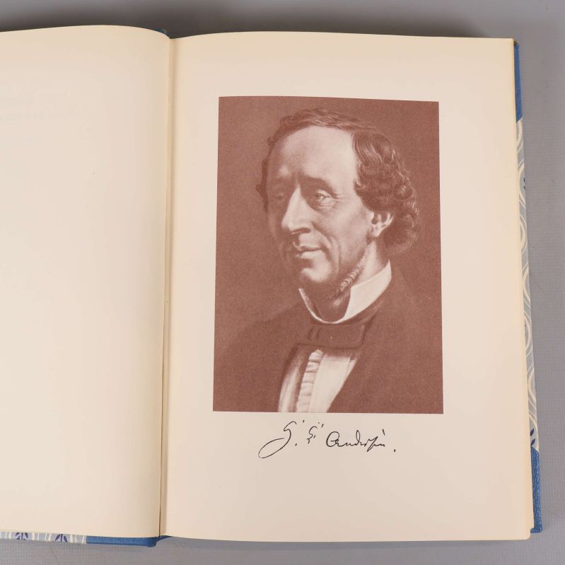 Porträttbild av H.C. Andersen med signatur i boken