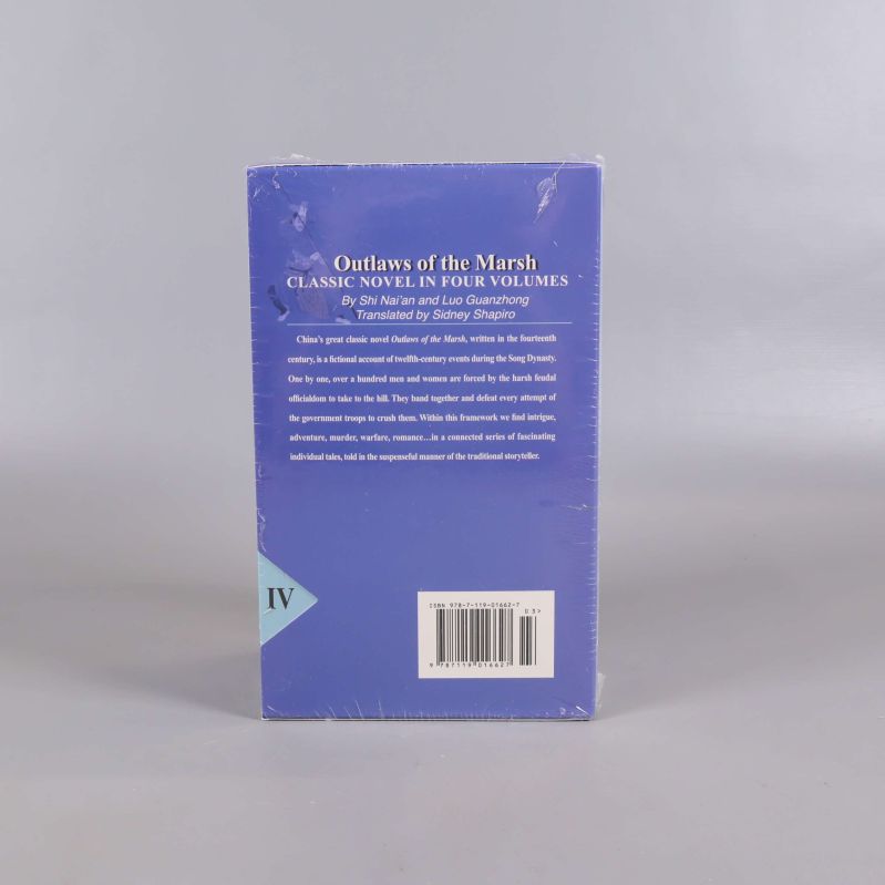 Baksida av bokpaketet Outlaws of the Marsh med beskrivande text och streckkod