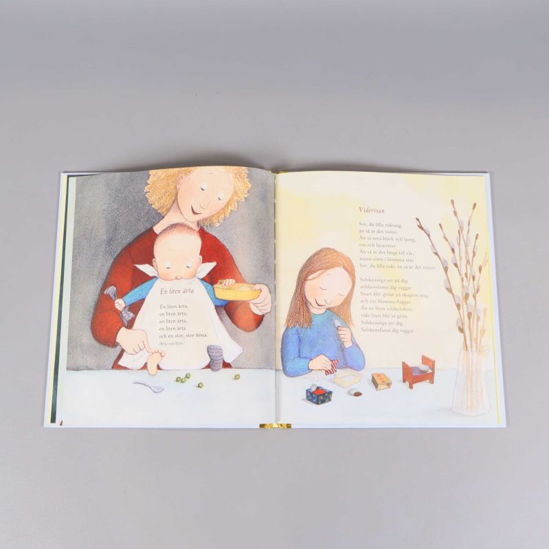 Uppslag med illustrationer på mamma och barn samt dikter