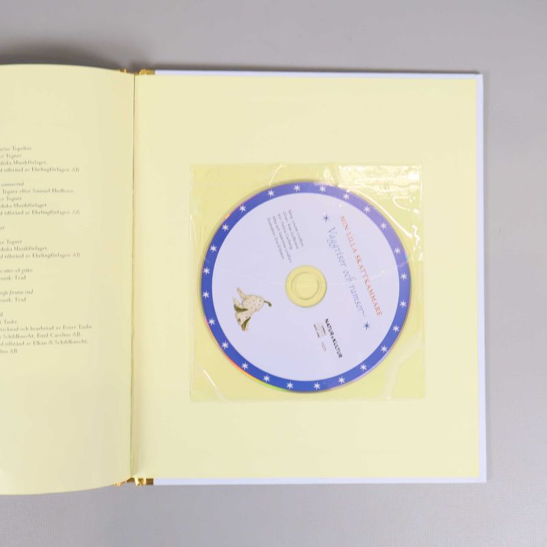 CD-skiva fäst på insidan av boken Vaggsånger och ramsor