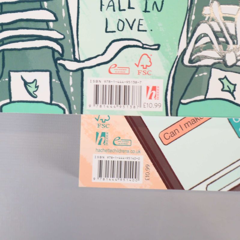 Närbild på två ISBN-koder på Heartstopper volym 1 och 2