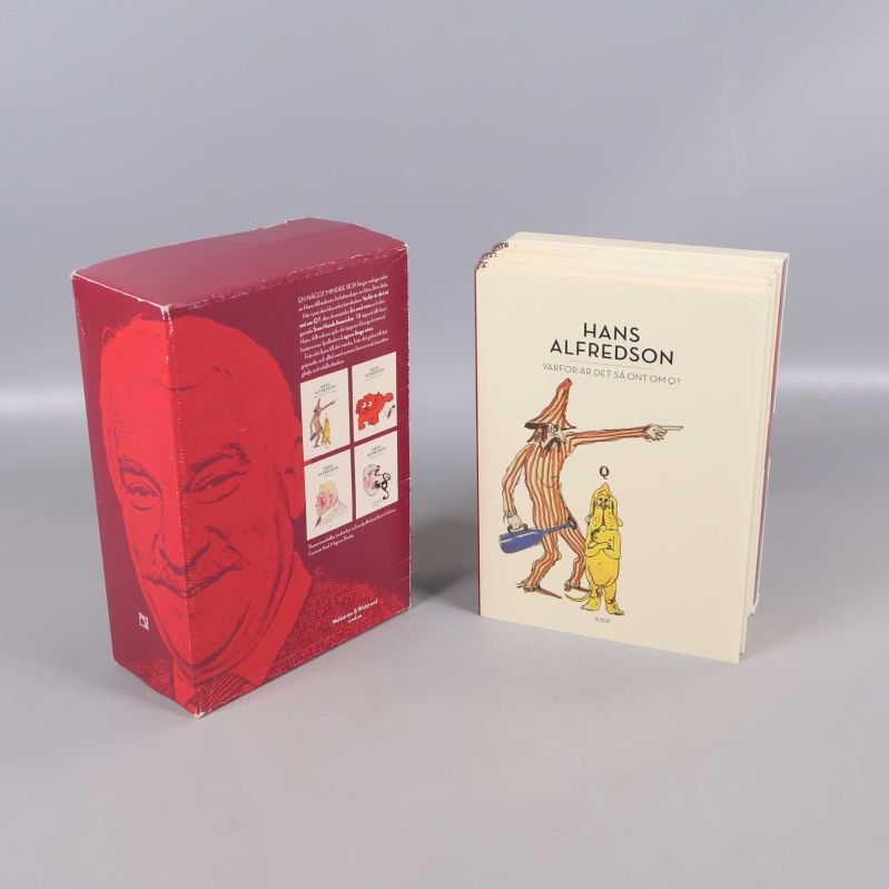 Hans Alfredson box och bok med tecknad figur på omslaget