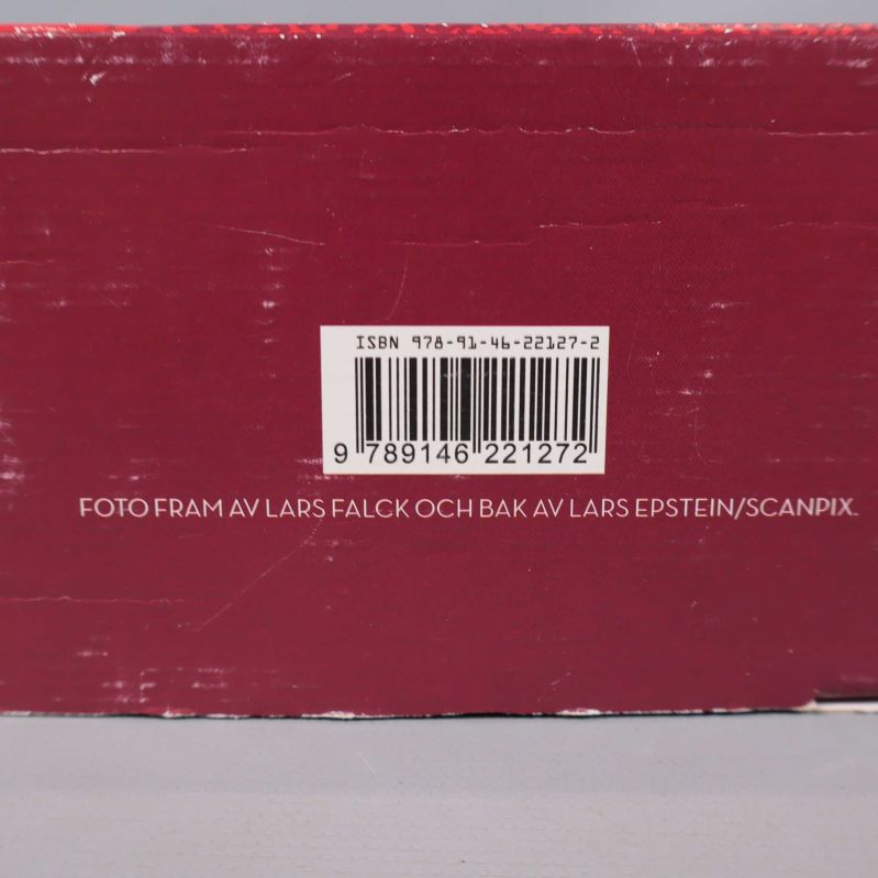 Närbild på boxens baksida med ISBN och streckkod
