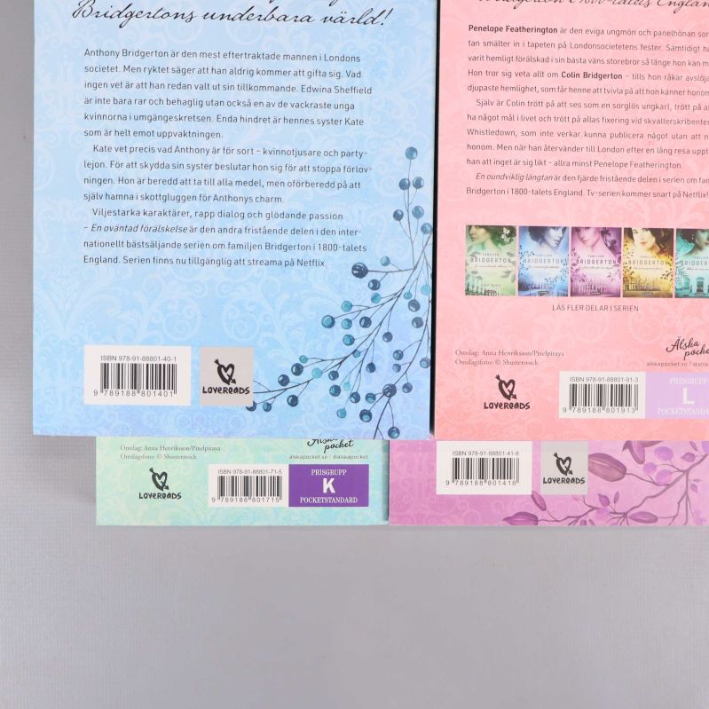 Detaljbild på ISBN och text på baksidan av tre Bridgerton-böcker