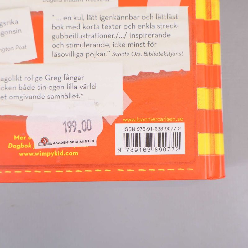 Närbild på baksida av Dagbok för alla mina fans Satsa allt med ISBN och prisetikett
