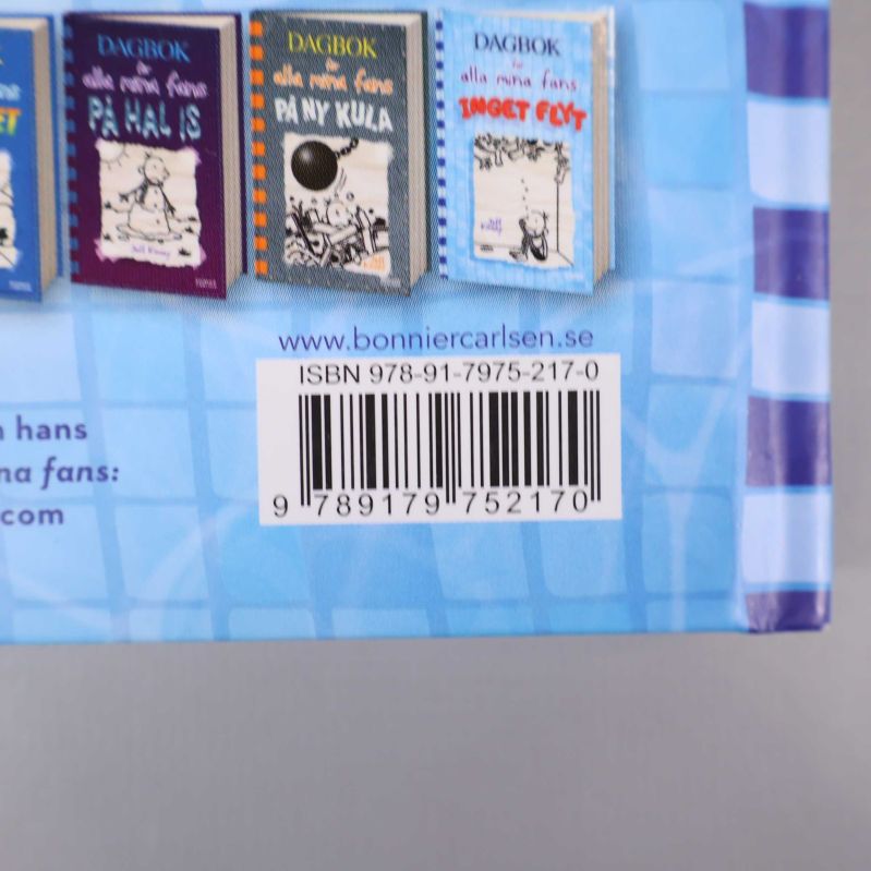 Närbild på baksida av boken visar ISBN och streckkod