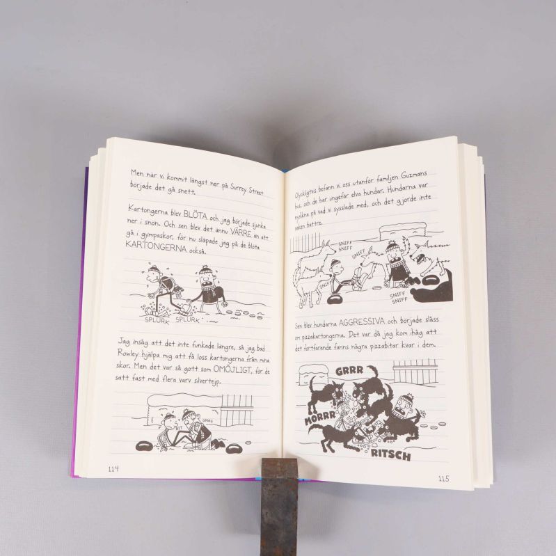 Uppslag från inuti boken med svarta teckningar och handskriven text på två sidor