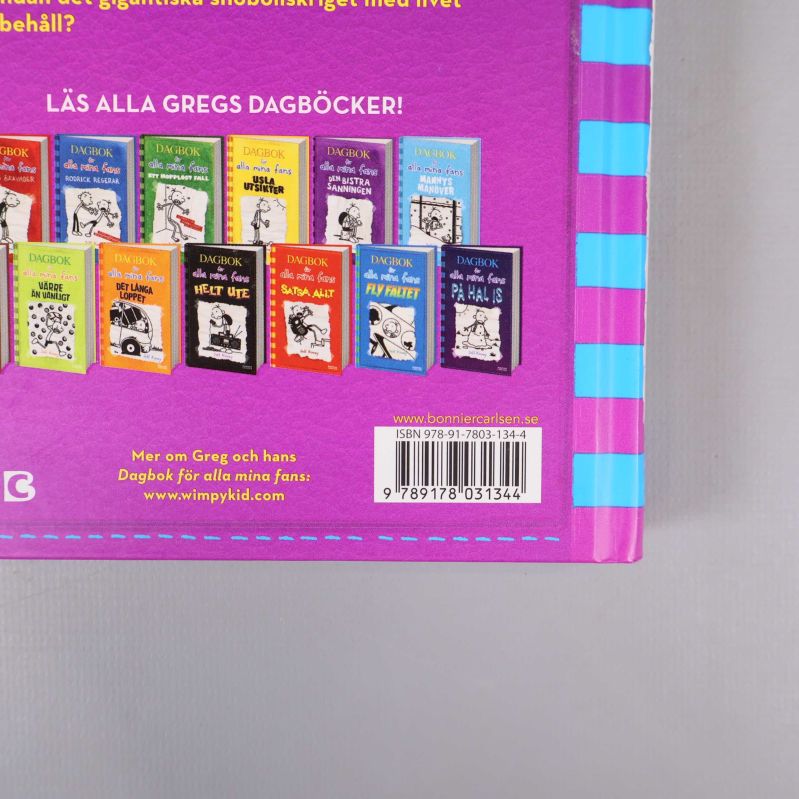Närbild på bokens baksida med ISBN-nummer och utgivarinformation