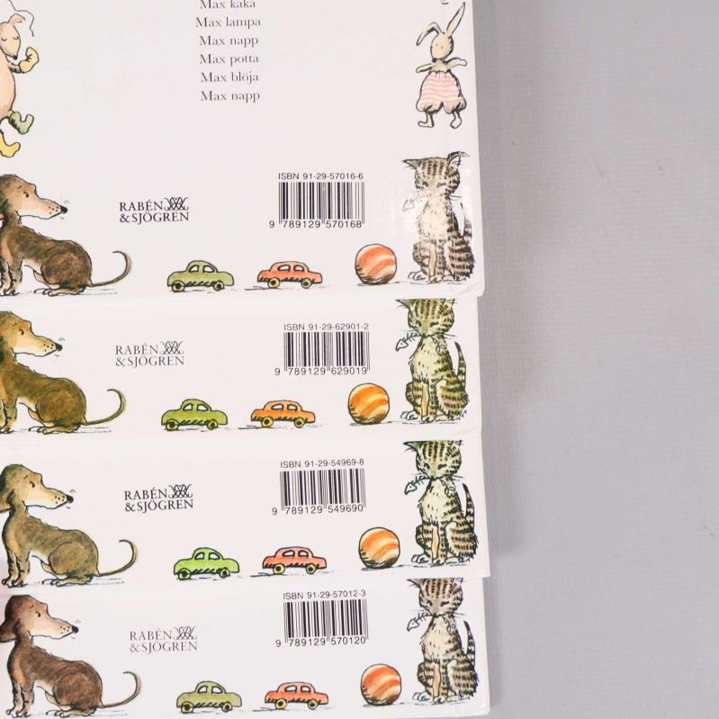 Närbild på ISBN-nummer på baksidan av fyra Max-böcker