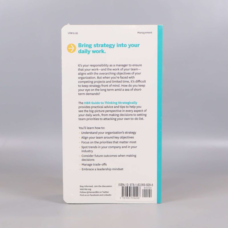 Baksidan av HBR Guide to Setting Your Strategy med text och streckkod