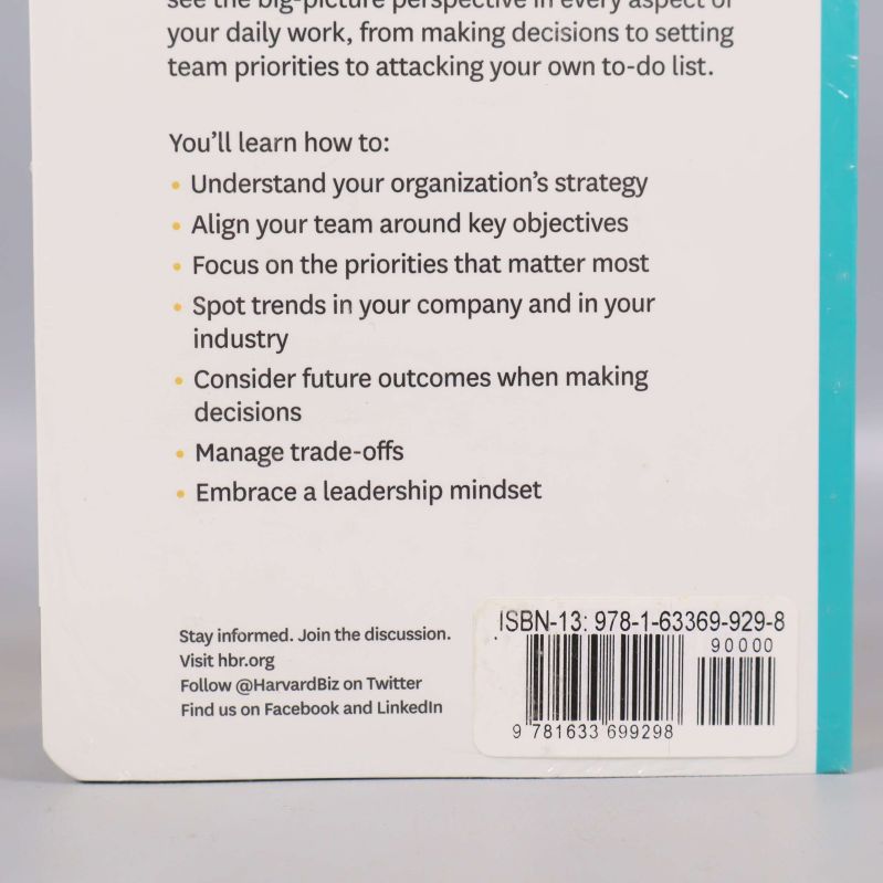 Närbild på baksida av HBR Guide till Setting Your Strategy med ISBN och streckkod