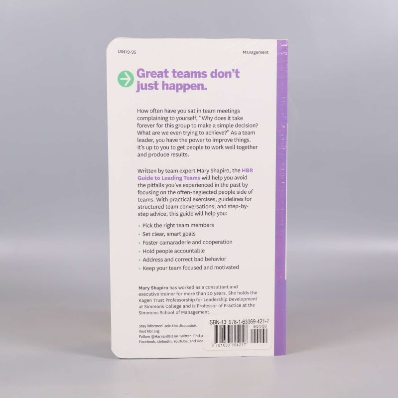 Baksida av boken HBR Guide to Leading Teams med text och streckkod