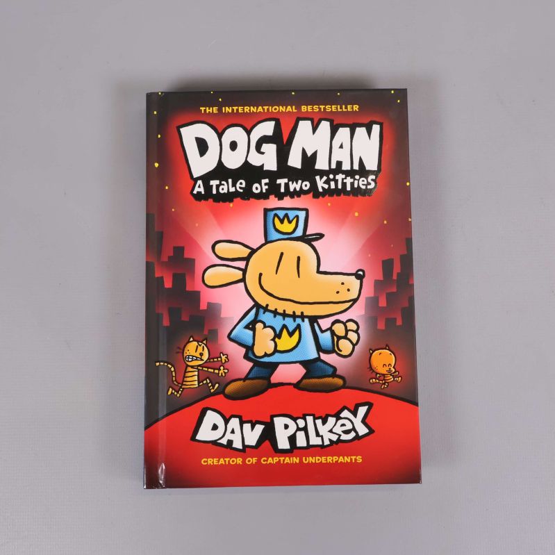 Framsidan av boken Dog Man A Tale of Two Kitties av Dav Pilkey i färgglada tecknade stilar